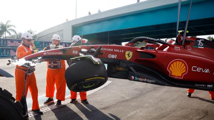Un Ferrari remolcado por una grúa es una imagen habitual